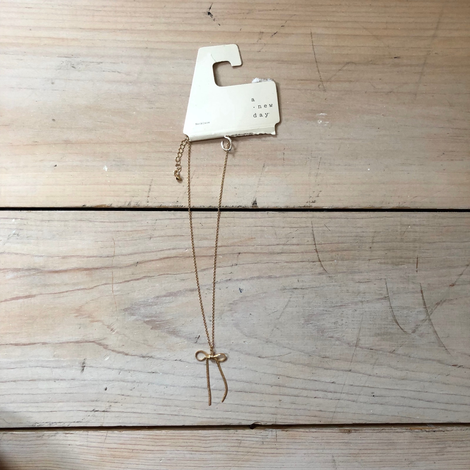 A New Day Nwt Gold Tone Bow Necklace 14$